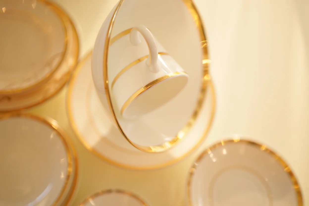 본차이나 소재 고급 식기 세트 - 우아한 질감과 투광성