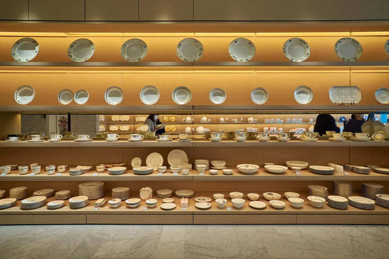 남대문 그릇 매장 내부 - 프리미엄 식기 전시
